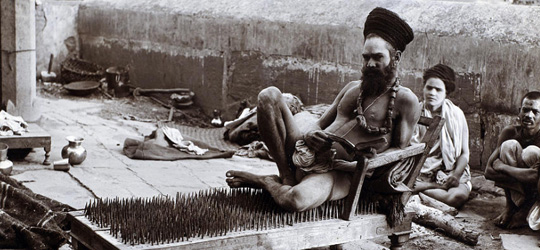 Gli incredibili poteri di fachiri e sadhu Fachiri - Letto di Chiodi